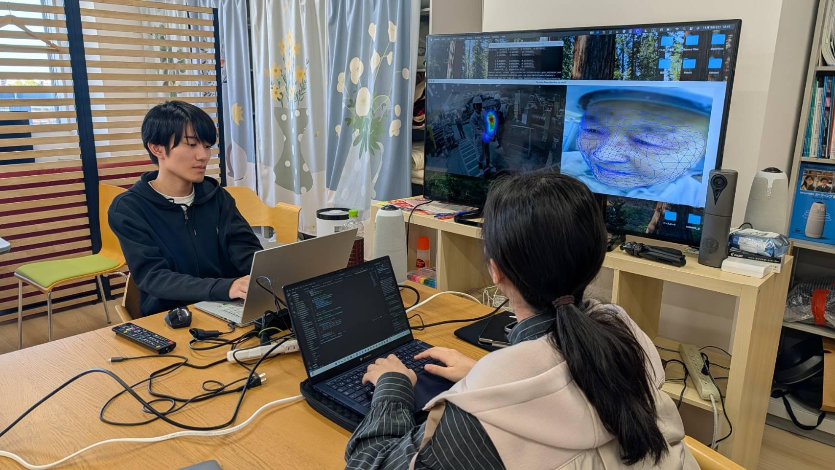 工場での検証風景